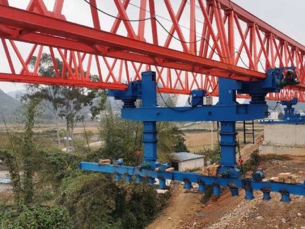 如何確保50米架橋機在極端天氣條件下的施工**？