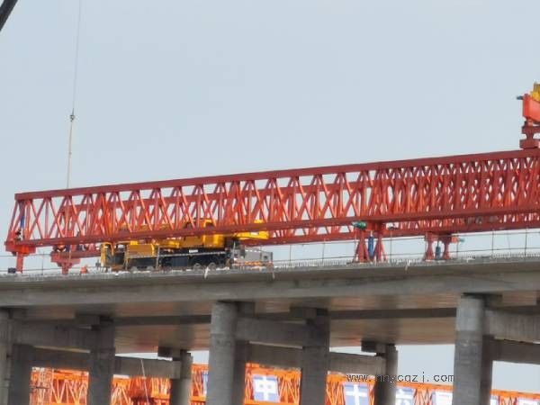 如何比較不同廠家生產(chǎn)的1000噸架橋機價格?