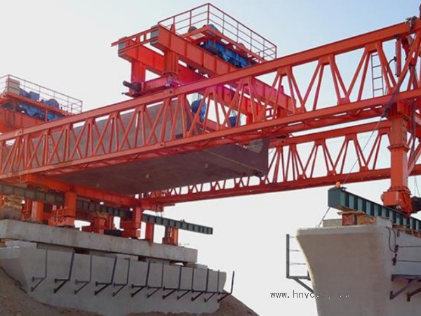 50噸架橋機(jī)施工時(shí)，如何進(jìn)行現(xiàn)場**防護(hù)？